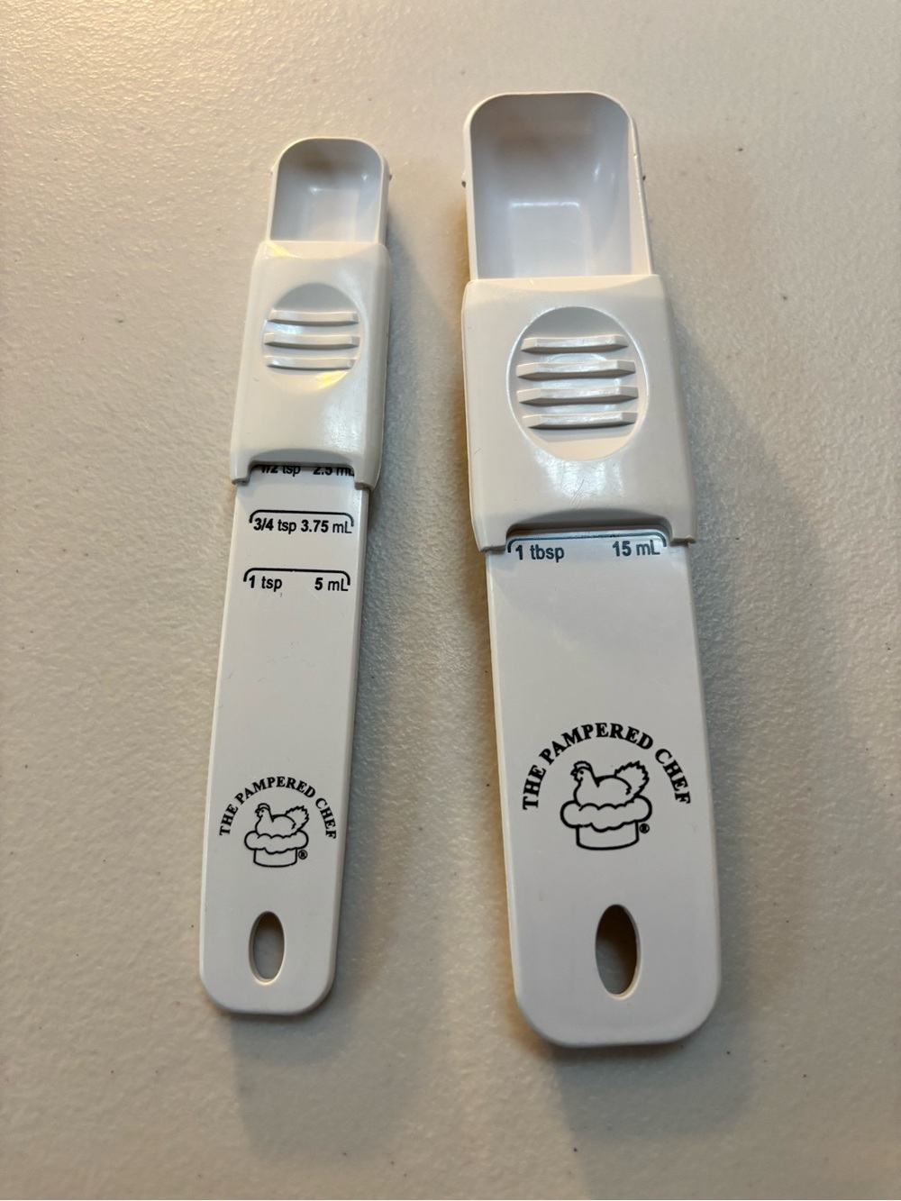 The Pampered Chef White Adjustable Portion Scoops tsp & tbsp
